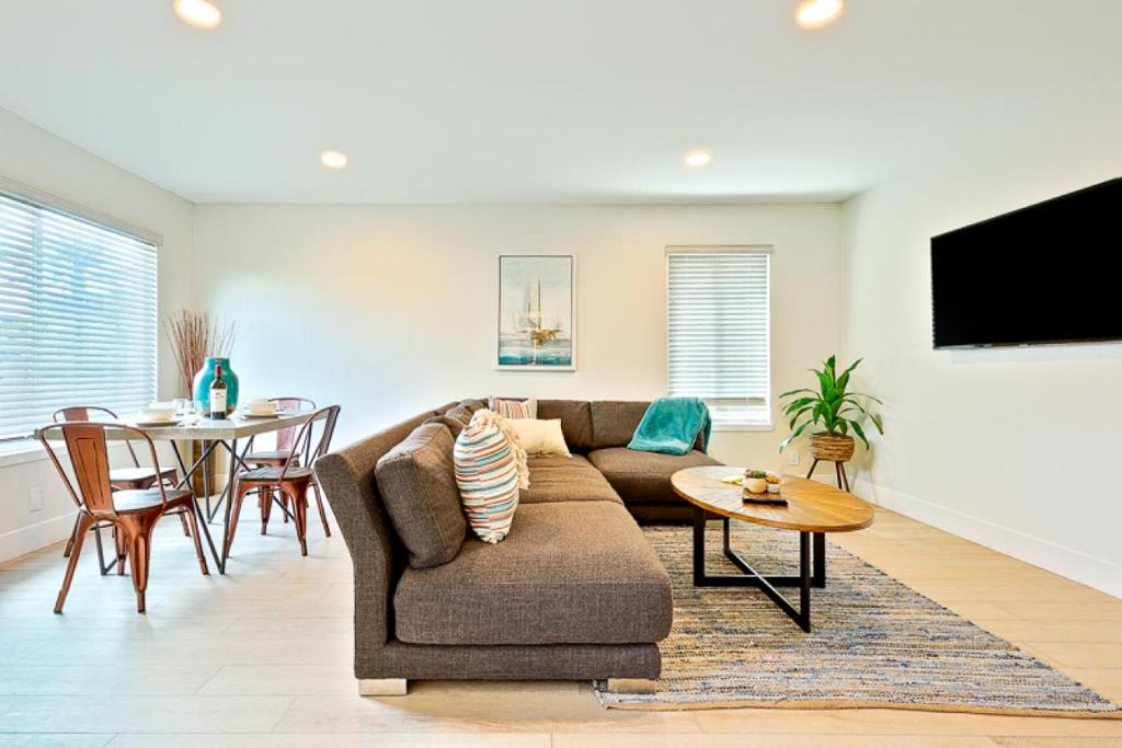 uma sala de estar com um sofá e uma mesa em Newport Beach Condo Deluxe I & II em Newport Beach
