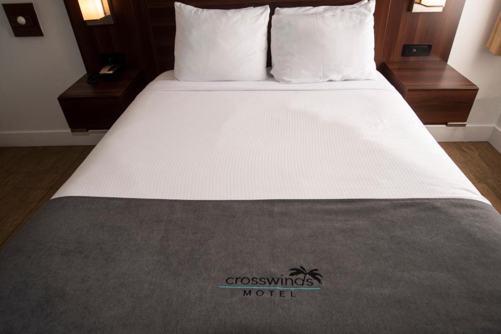 Postel nebo postele na pokoji v ubytování Crosswinds Motel