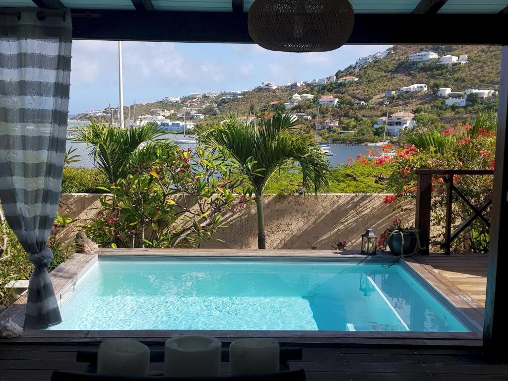 een zwembad met uitzicht op een berg bij Romantic SWEETY COTTAGE WITH ITS PRIVATE POOL & GEORGEOUS VIEW in Saint Martin