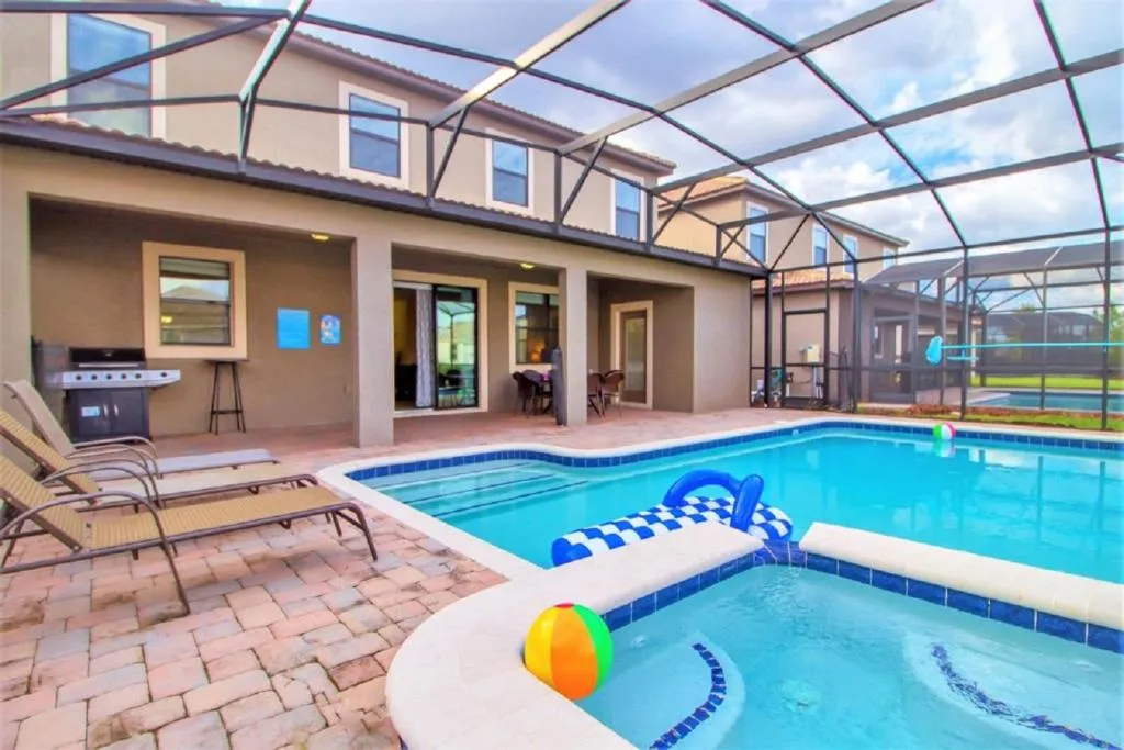 Luxury 6 bed home with private pool, spa and grill! 9033, Davenport, United States