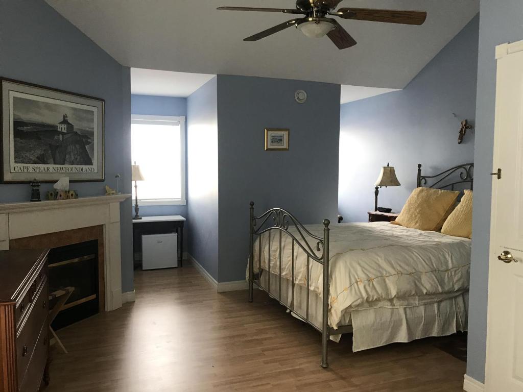 una camera con letto e ventilatore a soffitto di Cresthaven By the Sea a South Maitland