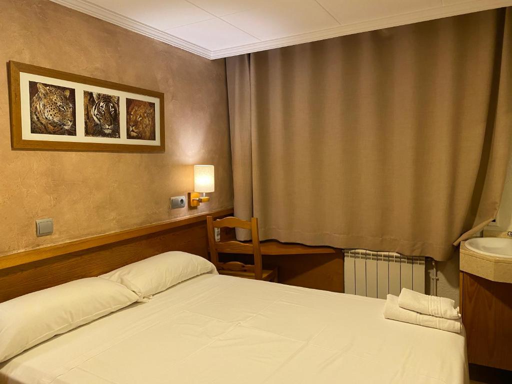Postel nebo postele na pokoji v ubytování HOSTAL GALICIA CARDEDEU