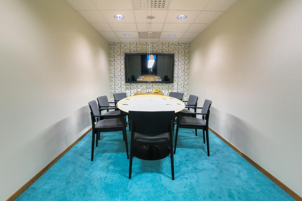 TV a/nebo společenská místnost v ubytování ProfilHotels Aveny