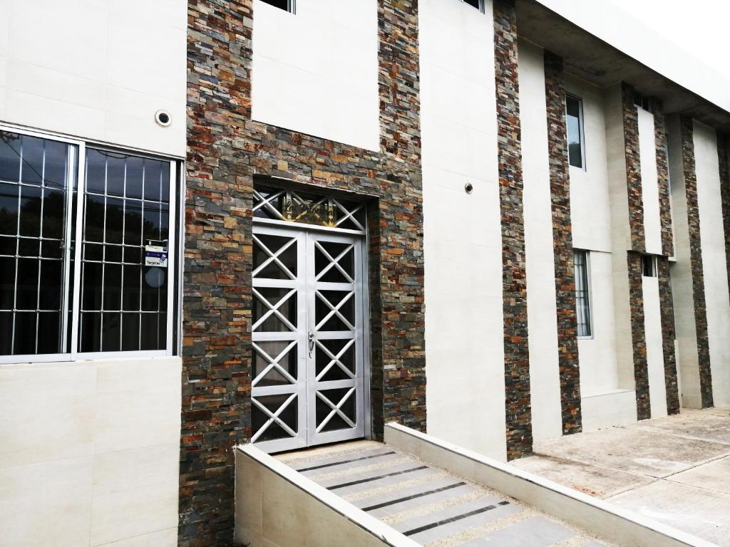 a door on the side of a building at Apartamentos Las Piloneras in Valledupar