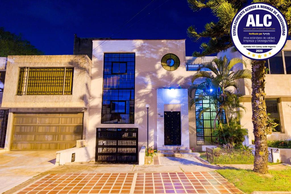 una casa blanca con garaje por la noche en Ayenda 1411 Caney Sede Ingenio, en Cali
