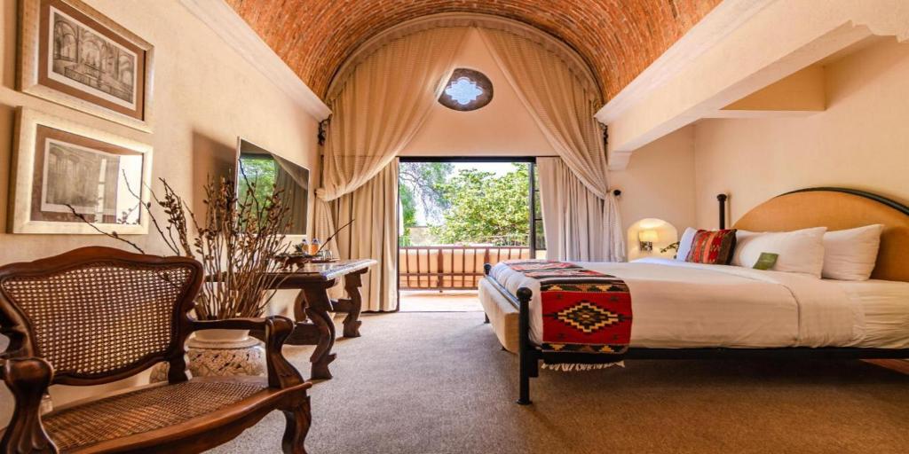 Postel nebo postele na pokoji v ubytování Hacienda El Santuario San Miguel de Allende