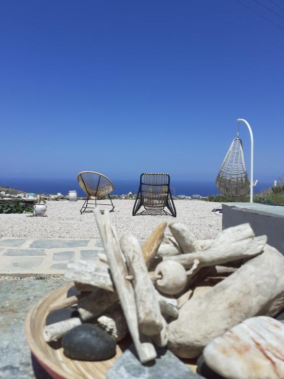 une pile de bûches et de rochers sur une plage dans l'établissement ViewLight Sifnos Living, à Apollonia