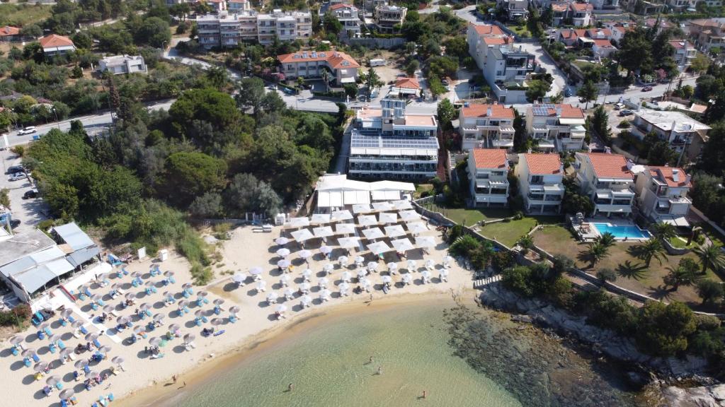 - une vue aérienne sur une plage avec des parasols et des chaises dans l'établissement Porto Palio Beach Hotel, à PalaiónTsiflíkion