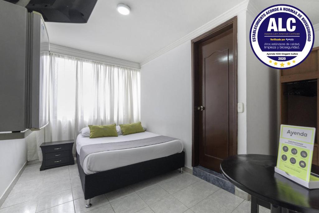 Ayenda 1030 Elegant Suite في بوغوتا: غرفة نوم صغيرة مع سرير وطاولة