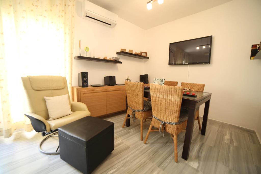 TV a/nebo společenská místnost v ubytování Apartamento en La herradura con Piscina y PARKING