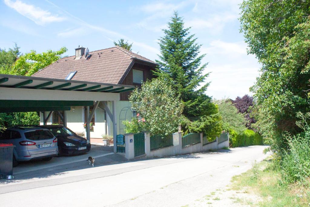 uma casa com um carro estacionado na entrada em B&B Family Basement Apartment, Breakfast, Free Parking, 5km from Tulln em Chorherrn