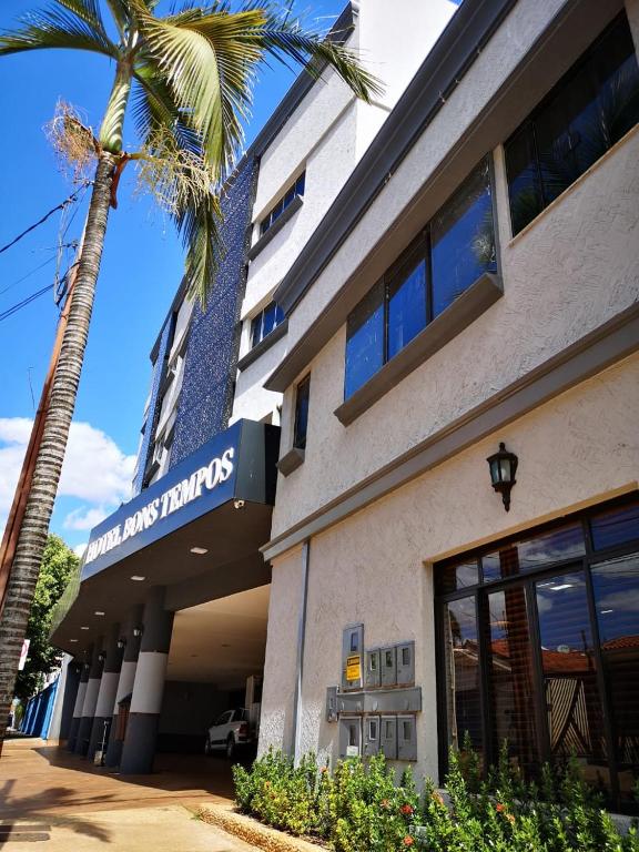 里奥韦尔迪Hotel Bons Tempos的一座前面有棕榈树的建筑