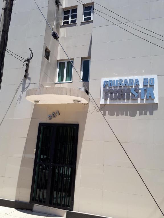 un edificio con una puerta y una señal en él en Pousada do Turista, en Fortaleza