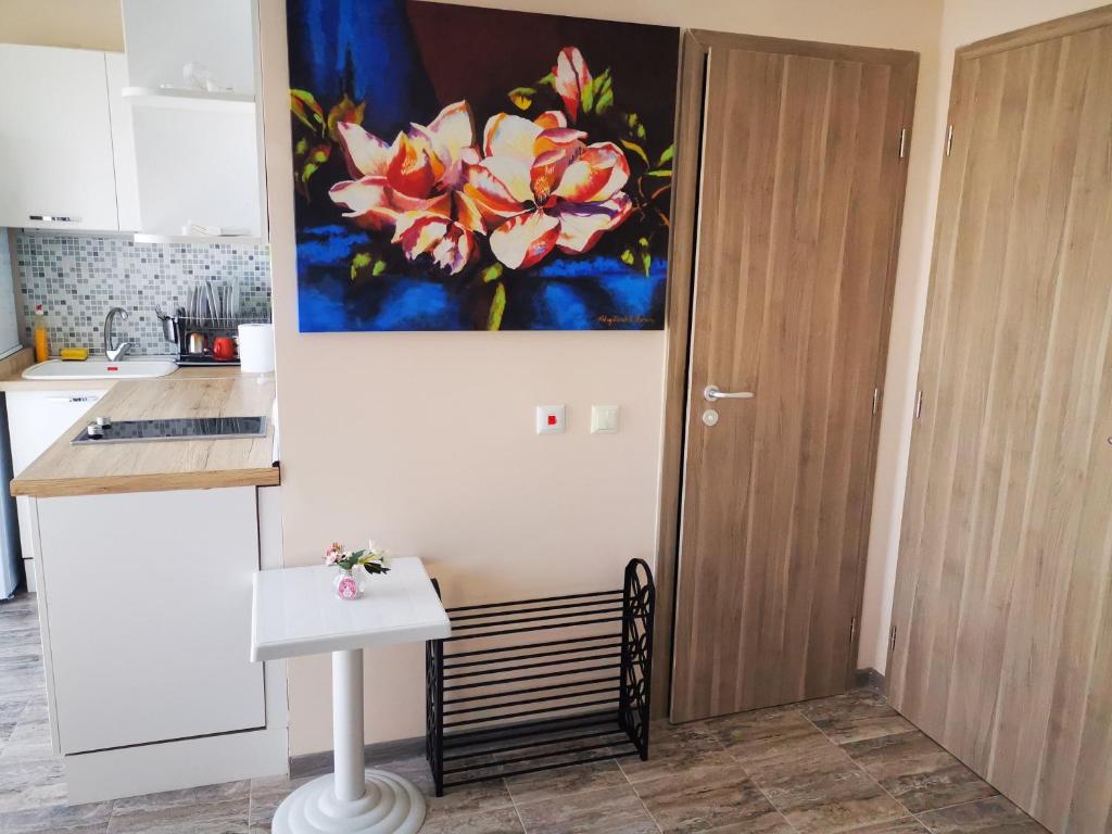 A kitchen or kitchenette at Уютные Апартаменты VIP PARK