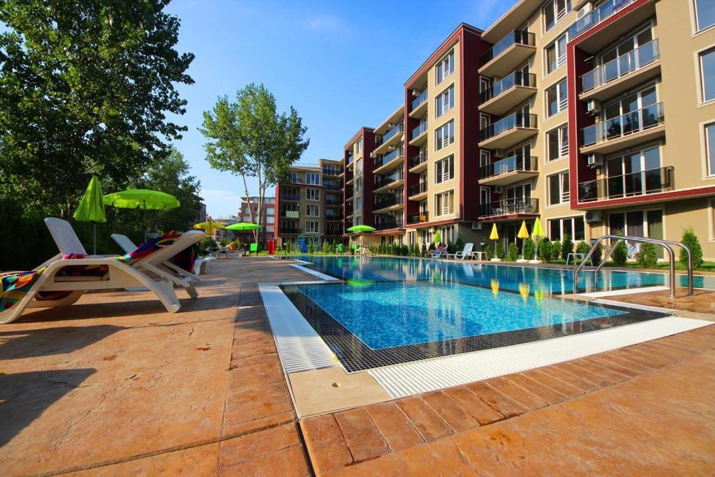 The swimming pool at or close to Уютные Апартаменты VIP PARK
