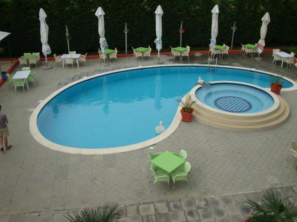 Bazén v ubytování Hotel Colombo Elbasan nebo v jeho okolí