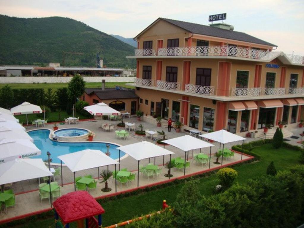 Nespecifikovaný výhled na hory nebo výhled na hory při pohledu z hotelu