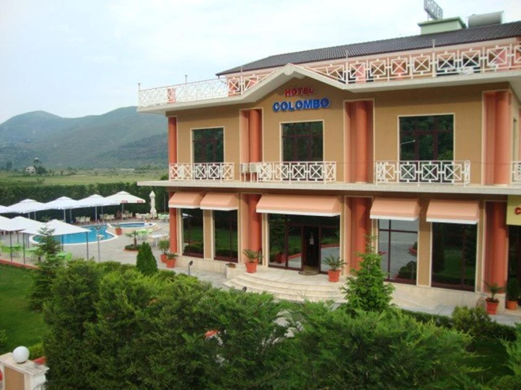 Nespecifikovaný výhled na hory nebo výhled na hory při pohledu z hotelu