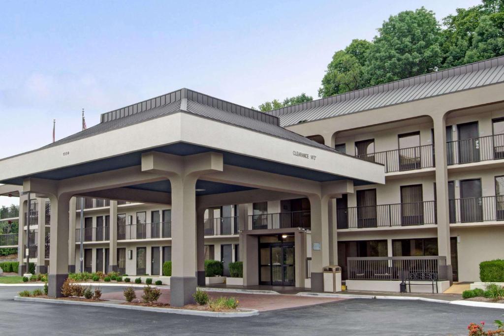 an exterior view of a building at Baymont by Wyndham Nashville Airport in Nashville