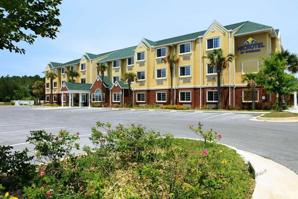 un gran hotel con un estacionamiento delante de él en Microtel Inn & Suites by Wyndham Panama City, en Panama City