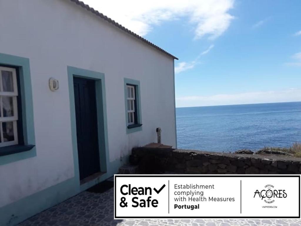 Cette maison blanche offre une vue sur l'océan. dans l'établissement Casa da Matilde, à Fajã de São João