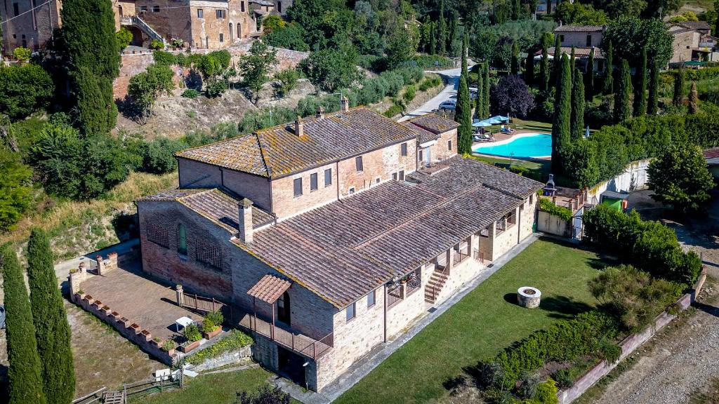 an aerial view of a house with a pool at Agriturismo Vergelle in Montalcino