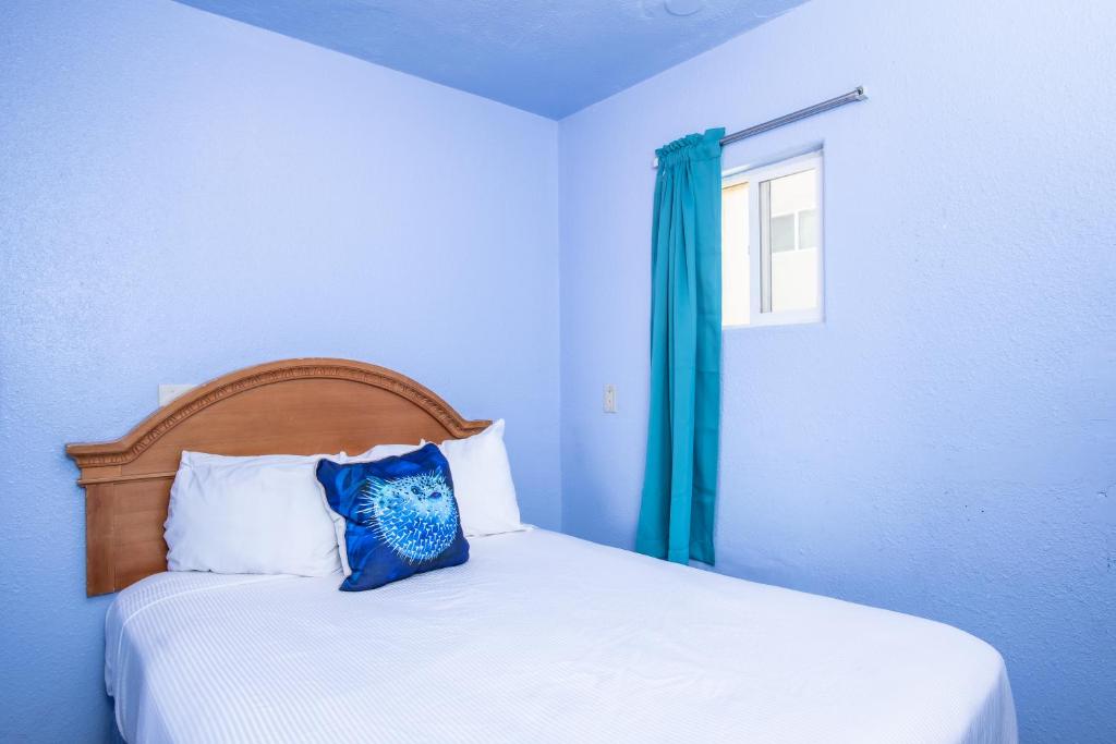 a bedroom with a bed with a blue curtain at Aqua Breeze Inn in Santa Cruz