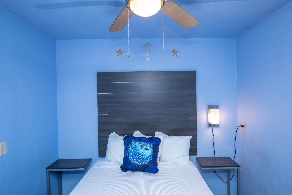 a blue bedroom with a blue pillow on a bed at Aqua Breeze Inn in Santa Cruz
