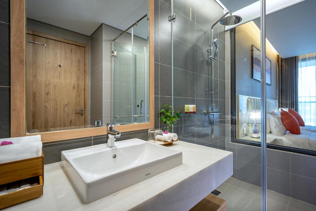 DeLaSea Ha Long Hotel - Modern Bayview Escape - 8