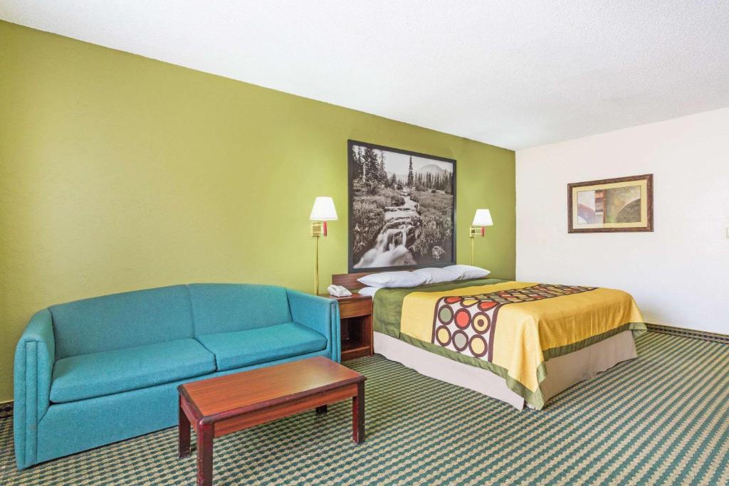 Posezení v ubytování Super 8 by Wyndham Wendover