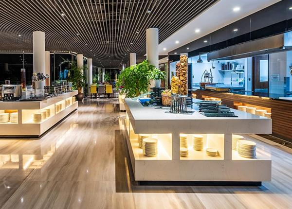 una tienda con mesas y sillas en un edificio en FLAMINGO DAI LAI RESORT - luxury, en Ngọc Quang