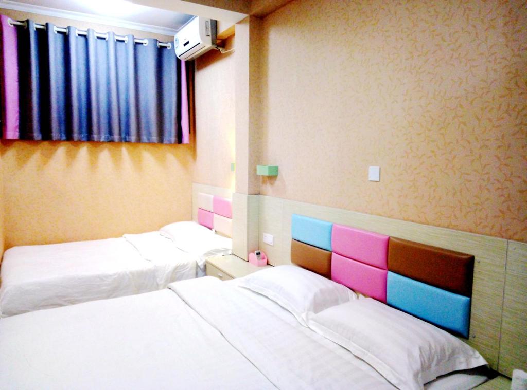 Postel nebo postele na pokoji v ubytování Qufu Garden Hotel