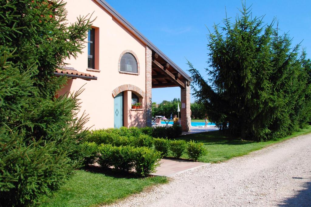 Bazén v ubytovaní Agriturismo-R&B Corte dei Gioghi alebo v jeho blízkosti
