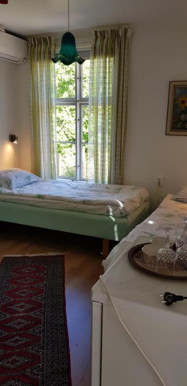 Postel nebo postele na pokoji v ubytování Kvarnvillan Lummelundsbruk