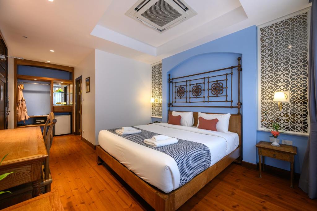 Postel nebo postele na pokoji v ubytování WOO Gallery & Boutique hotel