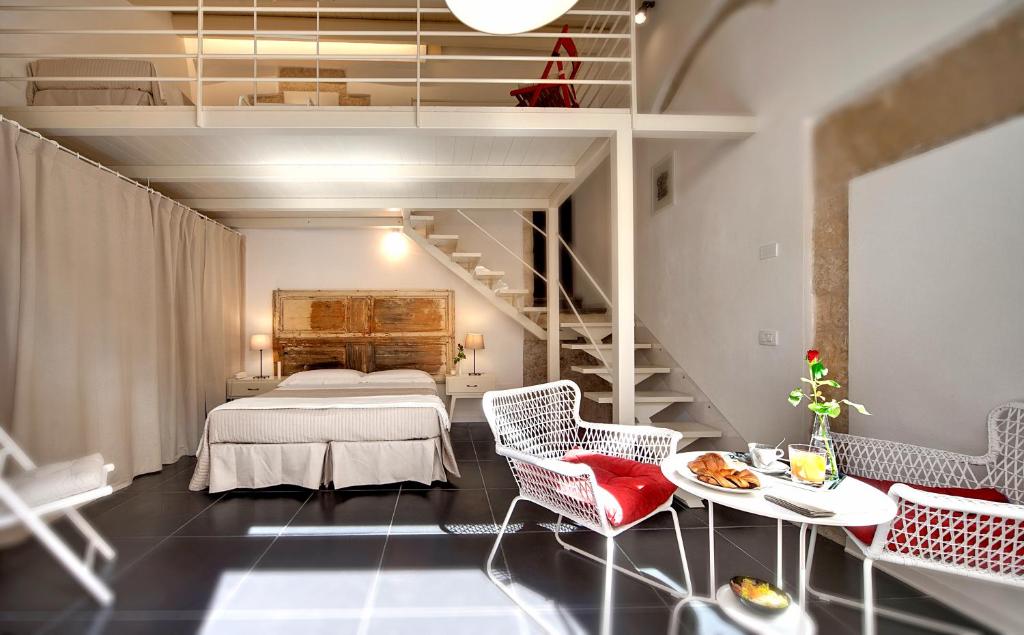 una camera con letto e scala di Sabbinirica, casa vacanze a Ragusa