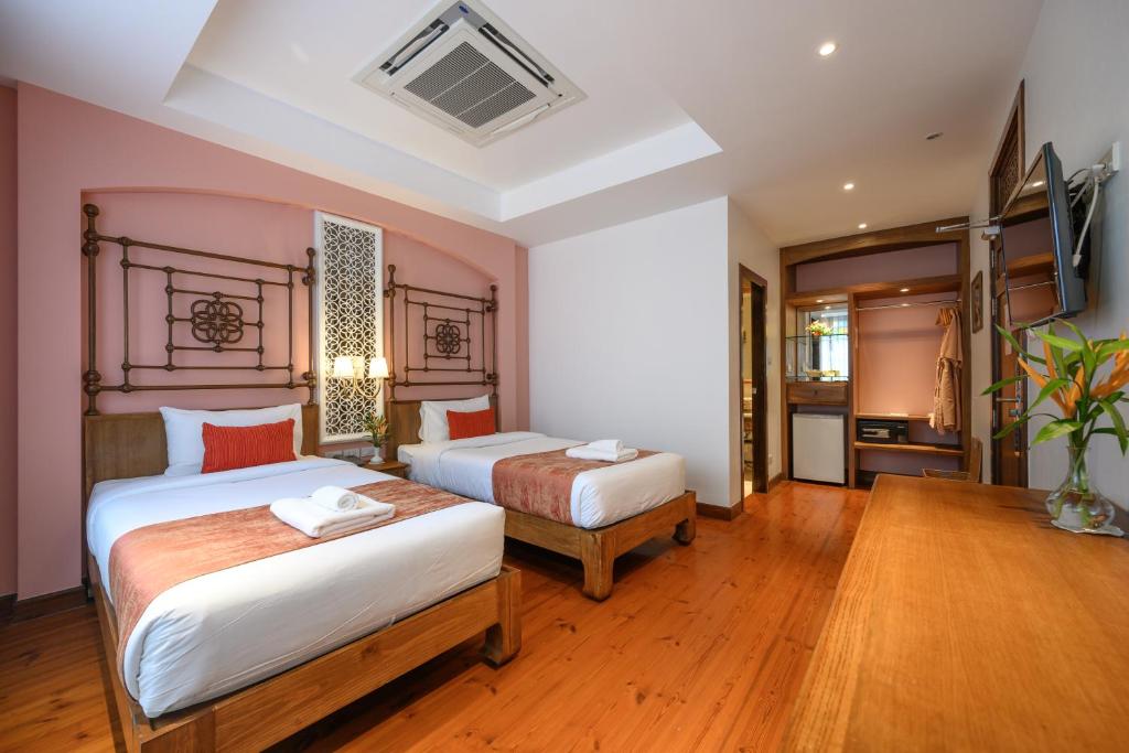 Postel nebo postele na pokoji v ubytování WOO Gallery & Boutique hotel