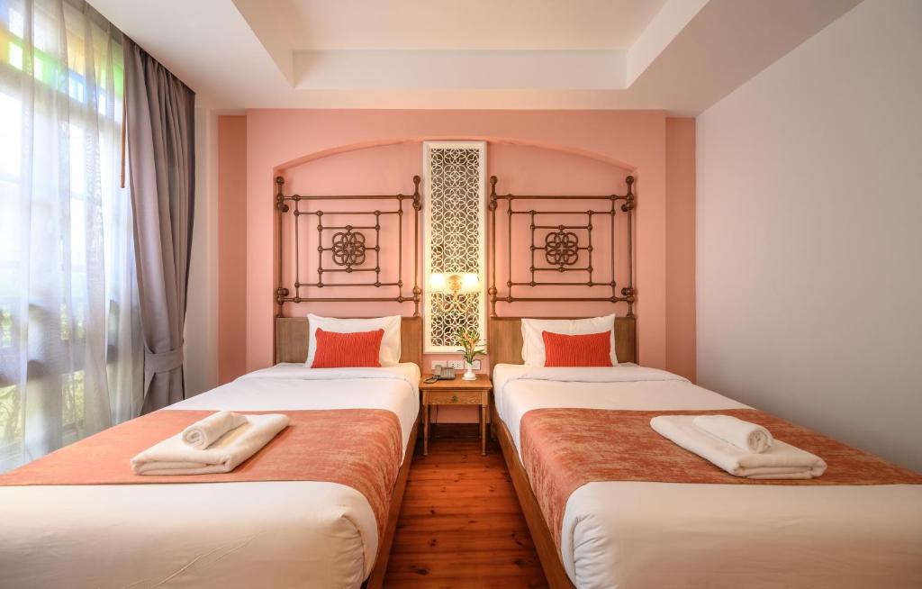 Postel nebo postele na pokoji v ubytování WOO Gallery & Boutique hotel