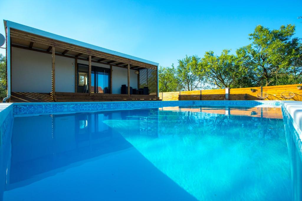 - une piscine en face d'une maison dans l'établissement Holiday Home Relax, à Sveti Filip i Jakov