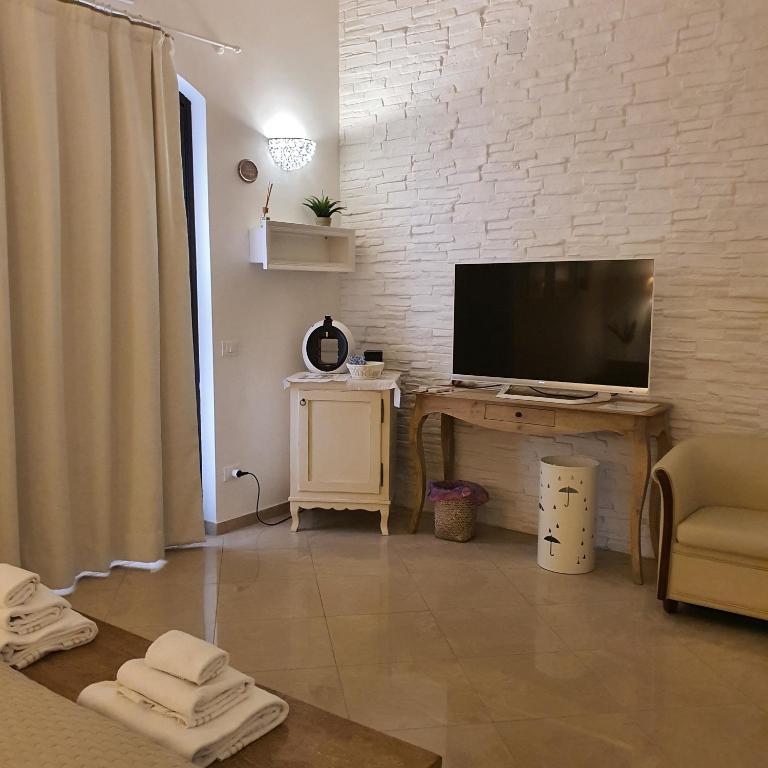 TV a/nebo společenská místnost v ubytování White Suite Polignano 08