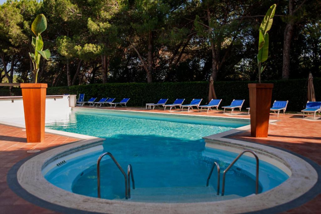 una piscina con tumbonas azules y una piscina en Fortuna Resort, en Chianciano Terme