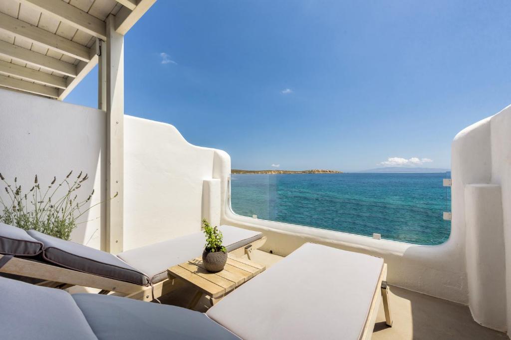 sala de estar con vistas al océano en Blue Waves Suites & Apartments - To Kyma, en Drios