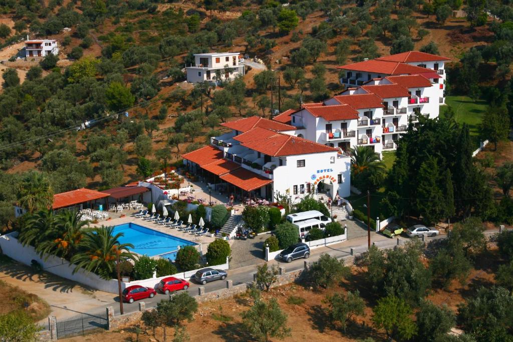 uma vista aérea de um resort com uma piscina em Hotel Paradise em Vassilias
