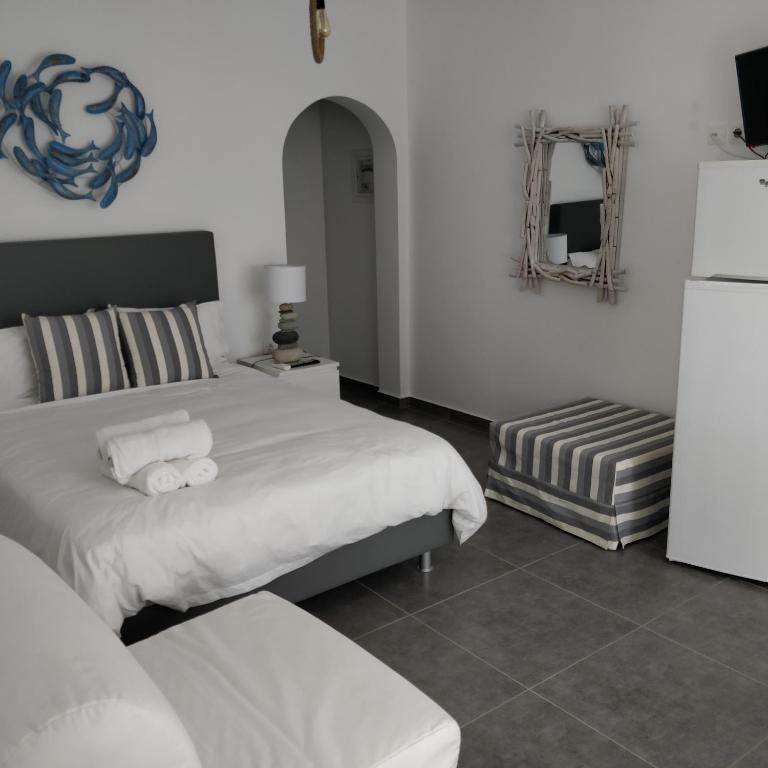 A bed or beds in a room at Nea Stira Studios Kondilia