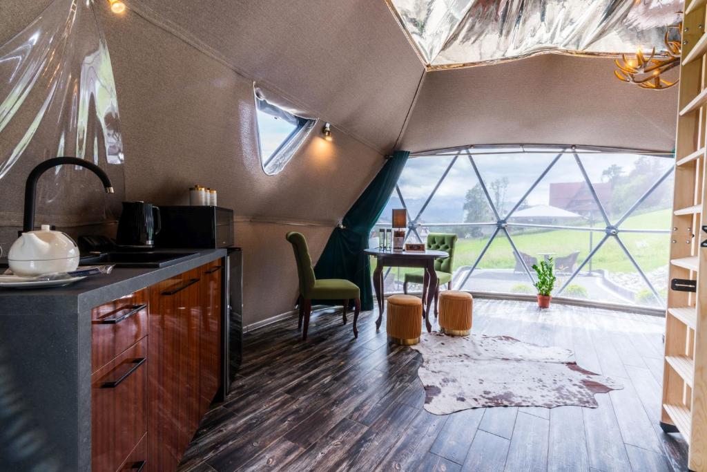 Kuchyň nebo kuchyňský kout v ubytování Glamp Royal