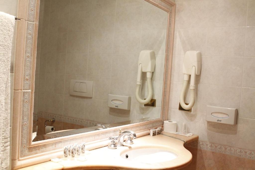 Koupelna v ubytování Hotel Pace Helvezia