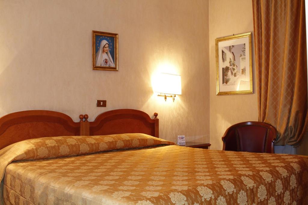 Postel nebo postele na pokoji v ubytování Hotel Pace Helvezia