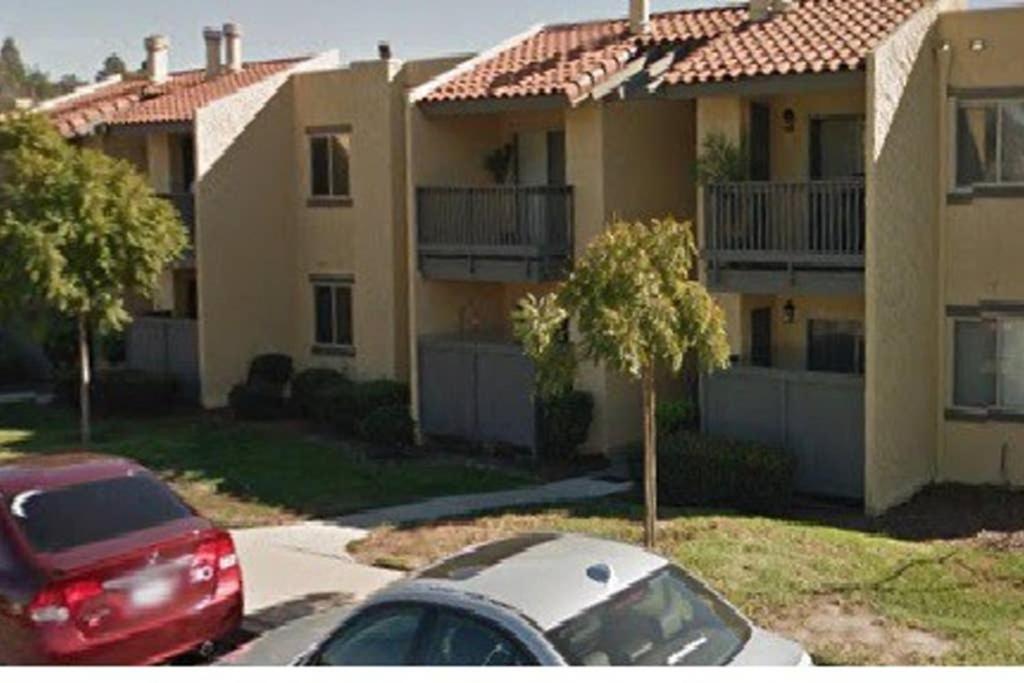 um carro vermelho estacionado em frente a uma casa em Departamento completo en San Diego hablamos español em San Diego