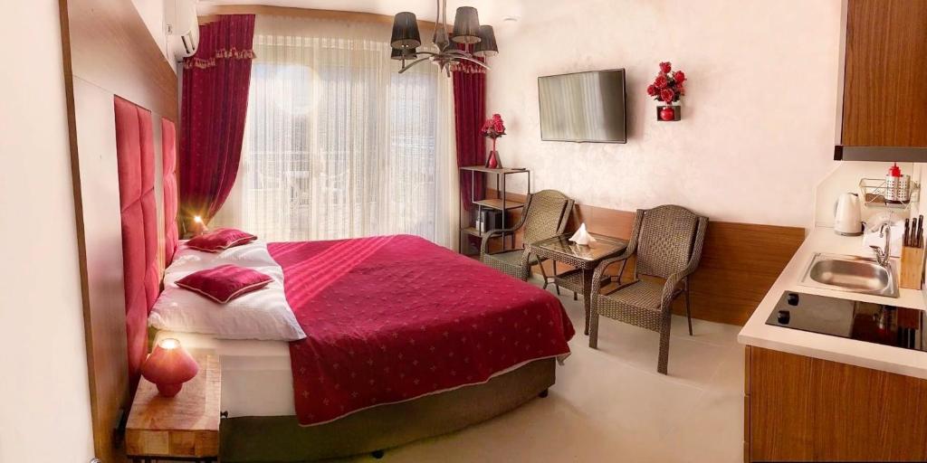 una piccola camera con letto e cucina di Luxury Premium przy samym Morzu Plaży a Primorsko