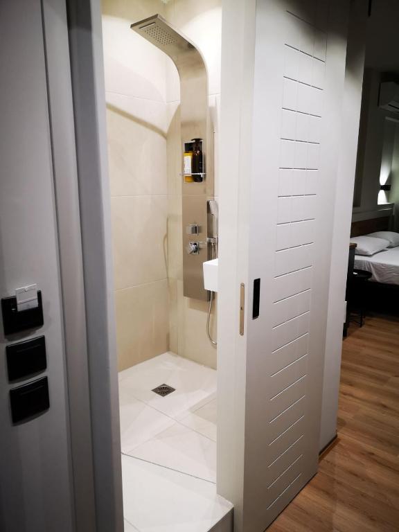 łazienka z prysznicem i umywalką w obiekcie Syntagma Square Athenian apartments w Atenach